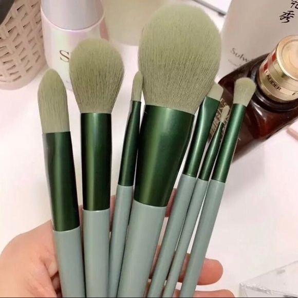 NEW!! Green Makeup Brush Set - Picture 2 of 3